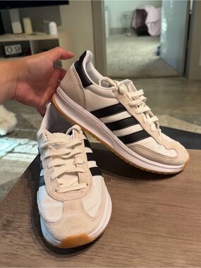 Adidas Women's Run 70s 2.0 size 6.5